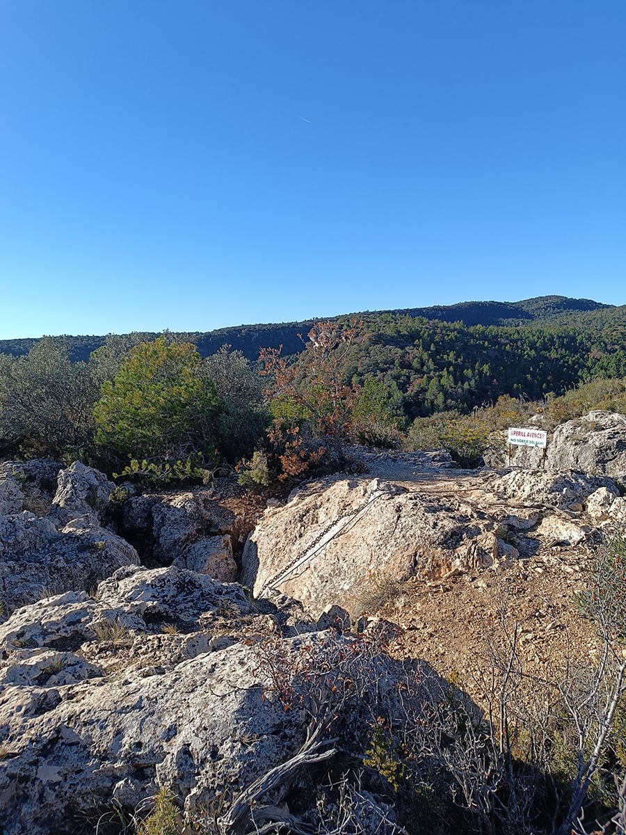 Perill Avenc en el camino de retorno -salida de la vía ferrata Venes de Rojalons- 