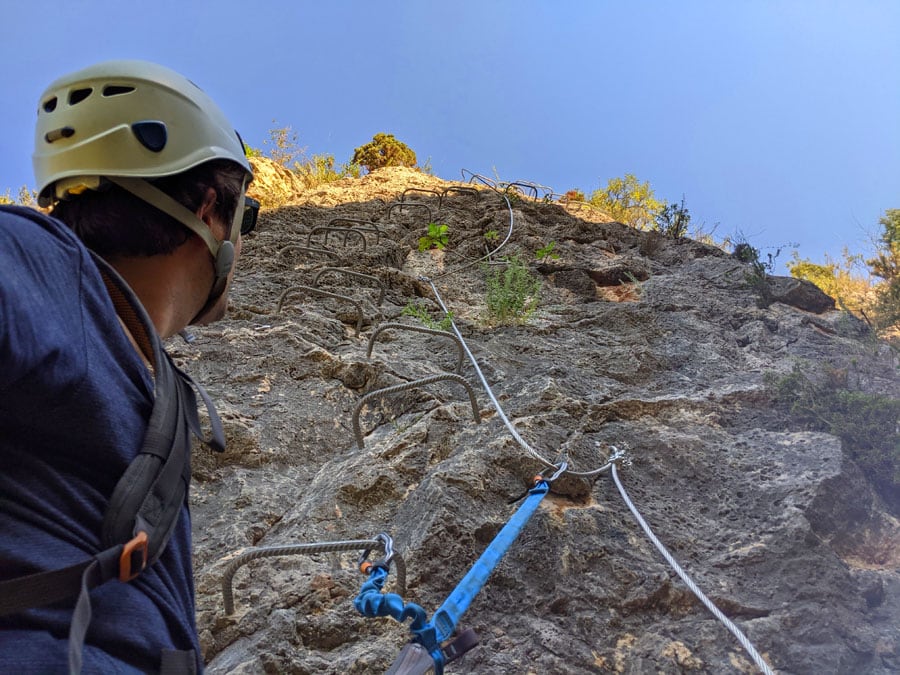 Tramo intermedio de la vía ferrata con abundante equipación 