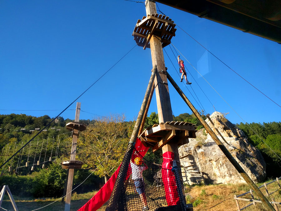 Parque de aventura de Urbasa en Larraona -equipadores de la vía ferrata- 