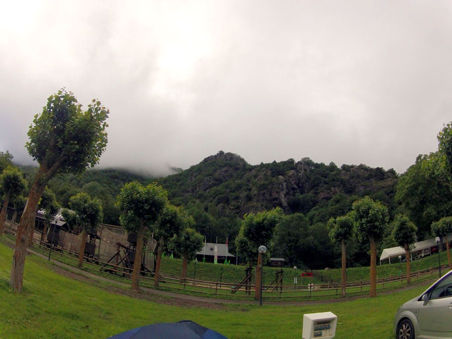 Vista de las paredes de la vía ferrata desde el camping 