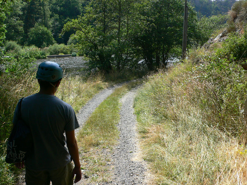 Camino de aproximación junto al río la Truyère 