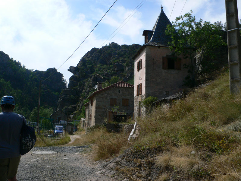 Pasamos junto a las construcciones y seguimos de frente 