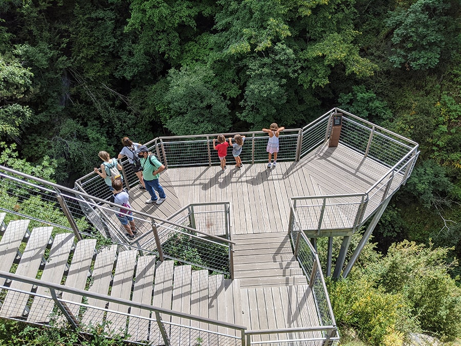 Mirador colgado sobre el río la Valira Oriental 