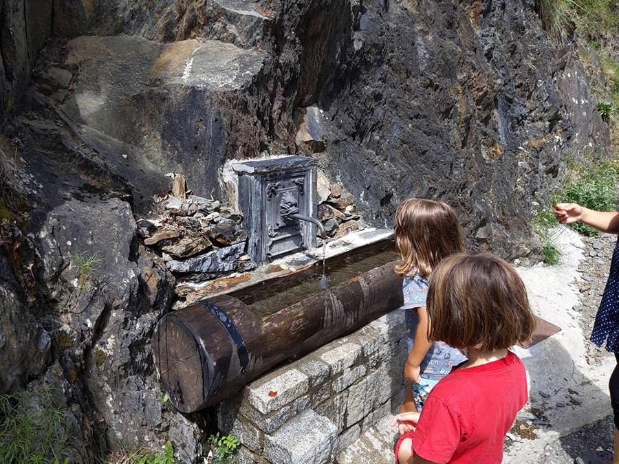Fuente de agua potable junto al estacionamiento 