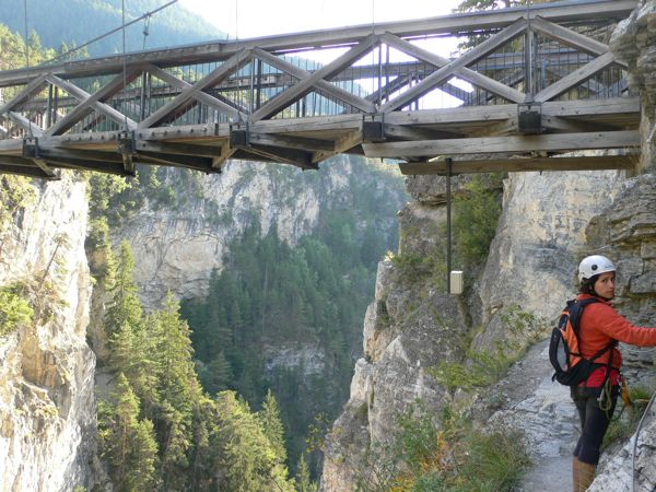 Iniciamos la ferrata por debajo del puente del Diablo 