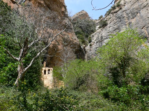 Primera vista de la aislada ermita de la Bal d Onsera 