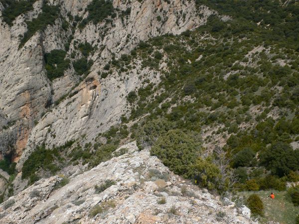 Llegamos al amplio collado de San Salvador detrás de los paredones nos aguarda la ermita 