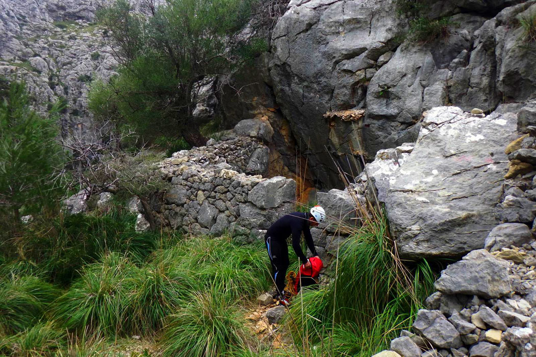 Preparativos antes del descenso (© Miguel Valle) 