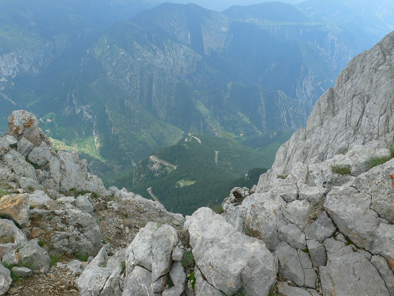 Vista del estacionamiento desde la cima del Pedraforca -unos 1000 metros de desnivel- 