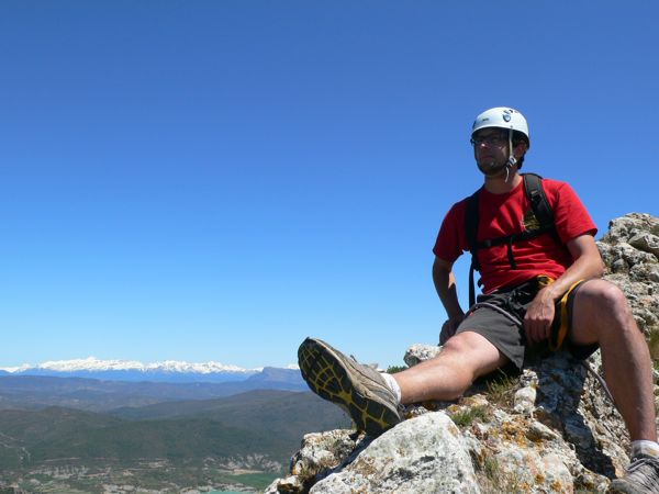 Descansando en la cresta con vistas al Pirineo 