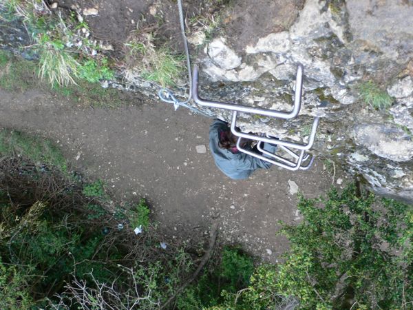 Vista del primer paso equipado hecho de bajada. La bajada es un poco más delicada... 