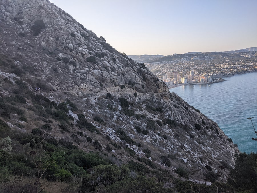 Vista atrás  a la salida del túnel y el camino equipado 
