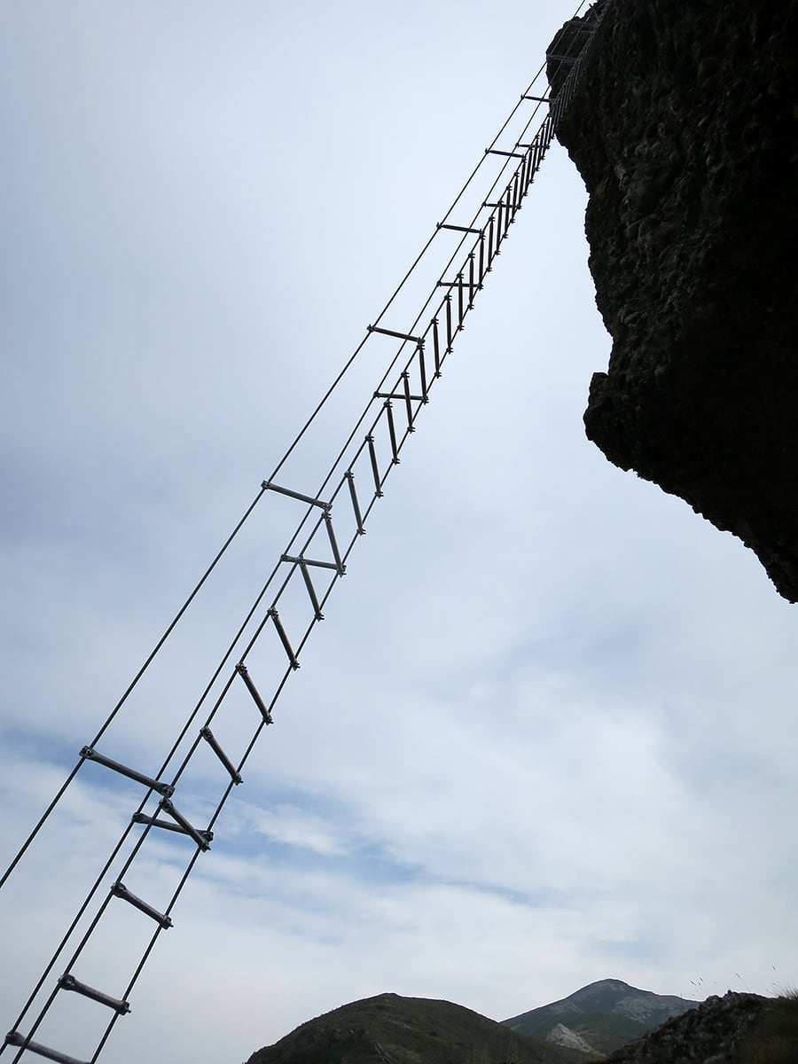 Vista de la escalera metálica desde abajo 