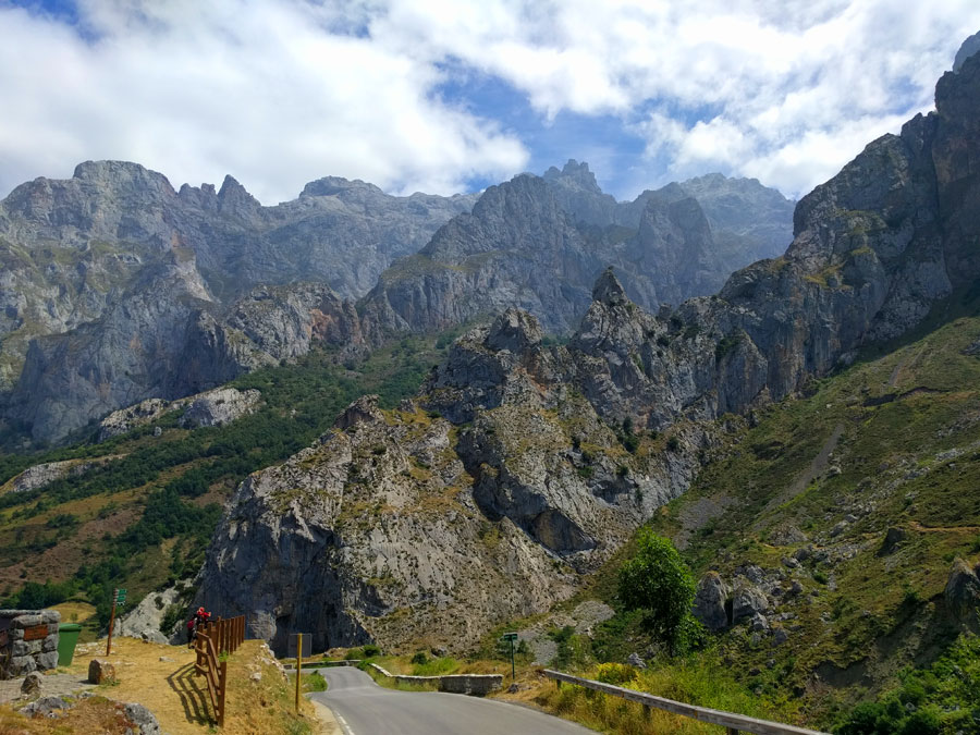 Vista a las paredes por donde transcurre la vía ferrata 