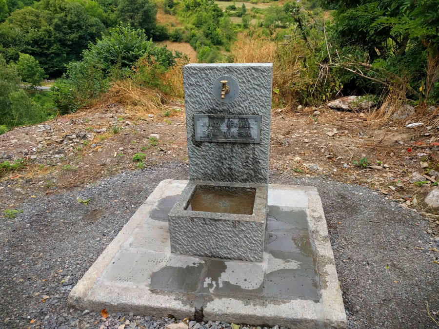 Fuente potable junto a la carretera 