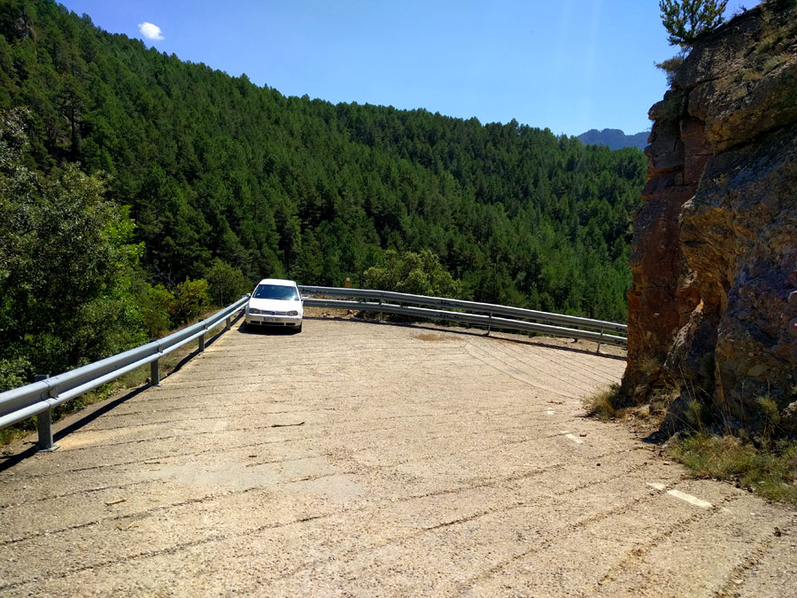 Estacionamiento algo precario al borde de la carretera. En la misma carretera hay un desvío a la derecha para empezar la excursión 