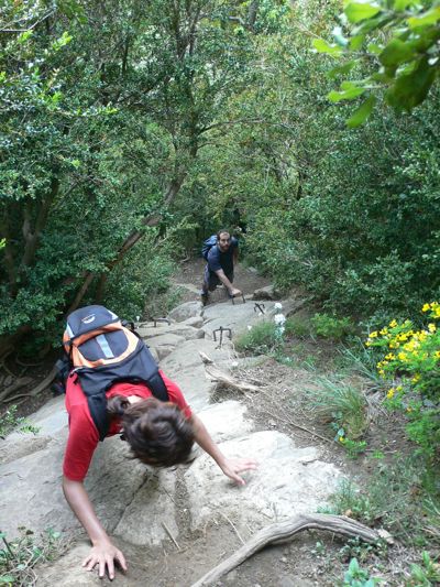 Continuamos el destrepe con la ayuda de pequeños escalones 