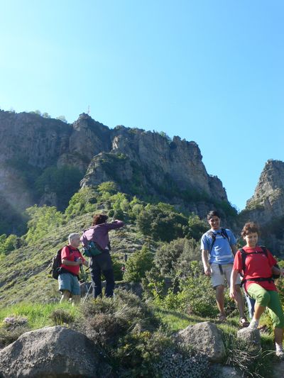 Bajando vemos la cima del Puig Cornelis -coronada por un repetidor- y a su derecha el surco de la canal Fosca 