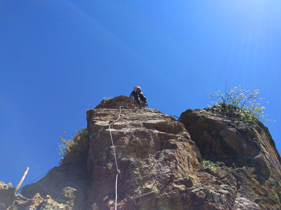 Mini desplomes muy bien equipados al inicio de la vía ferrata 