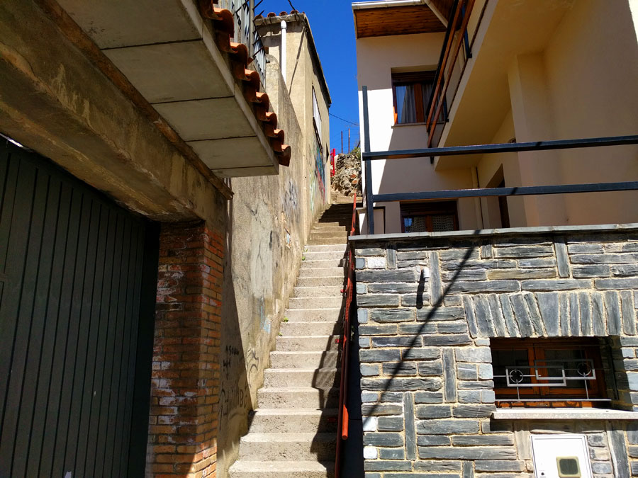 Las escaleras suben hasta el cartel informativo de la vía ferrata 