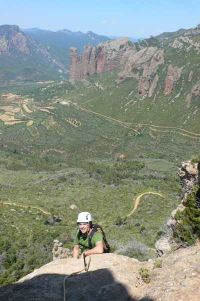 Vista de los Mallos y el pueblo de Riglos 