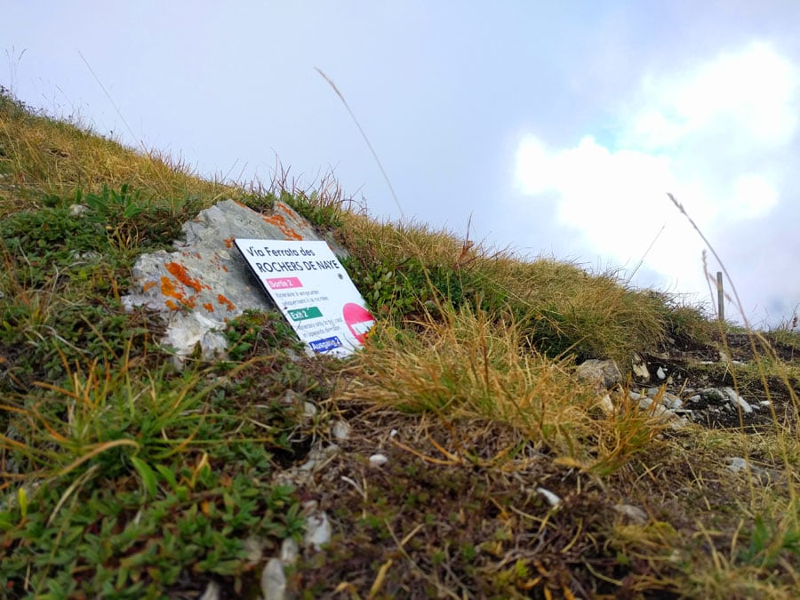 Cartel de salida de la vía ferrata -prohibida la entrada por aquí- 