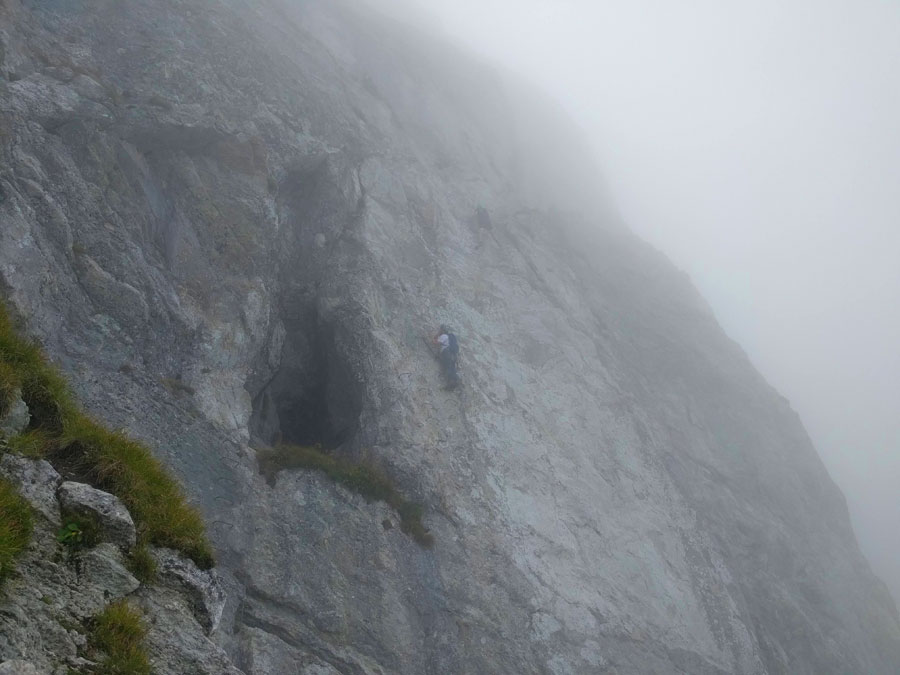 Excursionistas subiendo por encima de la cueva de Gouffre du Niton