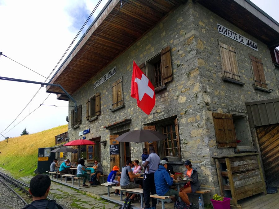 Entrada del restaurante Buvette de Jaman a pie de las vías del cremallera que sube de Montreaux