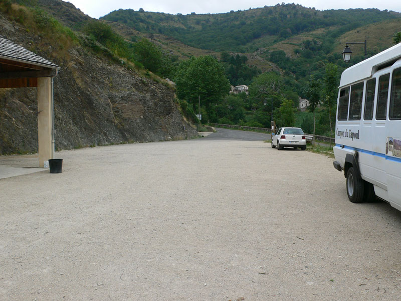 Estacionamiento en Rousses a la izquierda de la carretera D907 