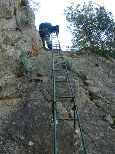 Escalera para salir a buscar la pasarela final 