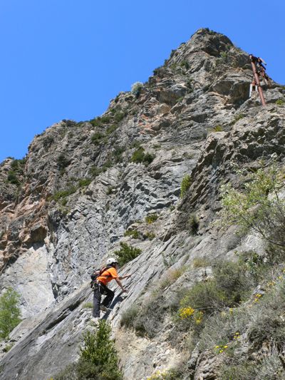 Inicio de la ferrata. Unos grandes postes metálicos nos servirán de referencia 