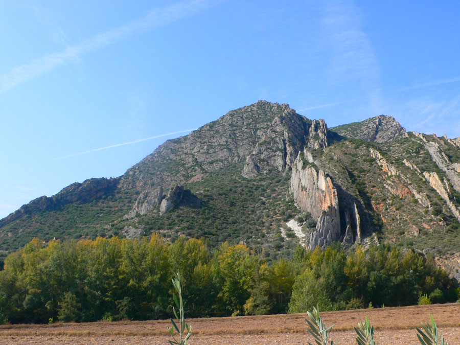 Una vista desde el Segre de la Cresta dels Conills y el promontorio de la vía ferrata 