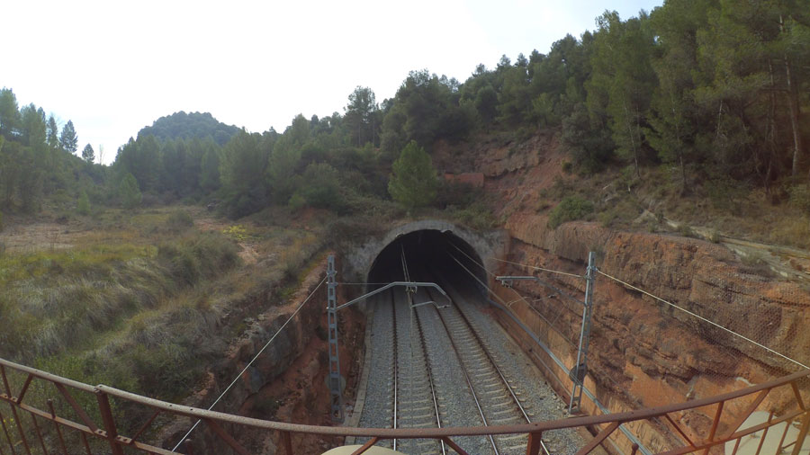 Vías de tren R4 - al otro lado está la estación de Castellbell i el Vilar- 