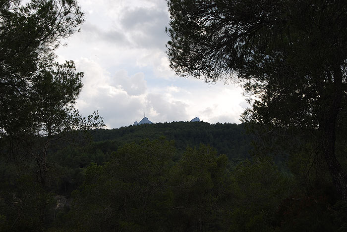 En el camino de subida al Turó del Marqués se distingue la cima de Sant Jeroni Montserrat 