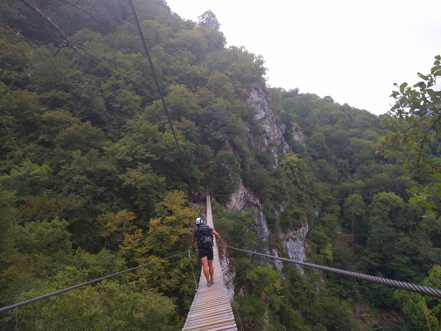 Cruzando la aérea pasarela sobre la cascada de Aguasaliu 