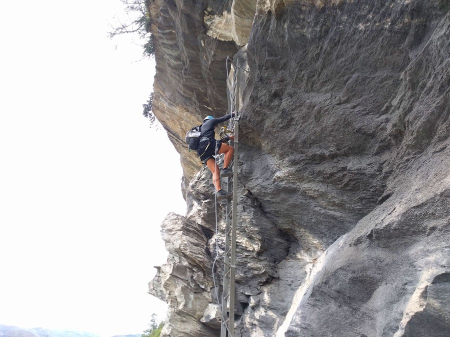 Bajamos por una escalera metálica 