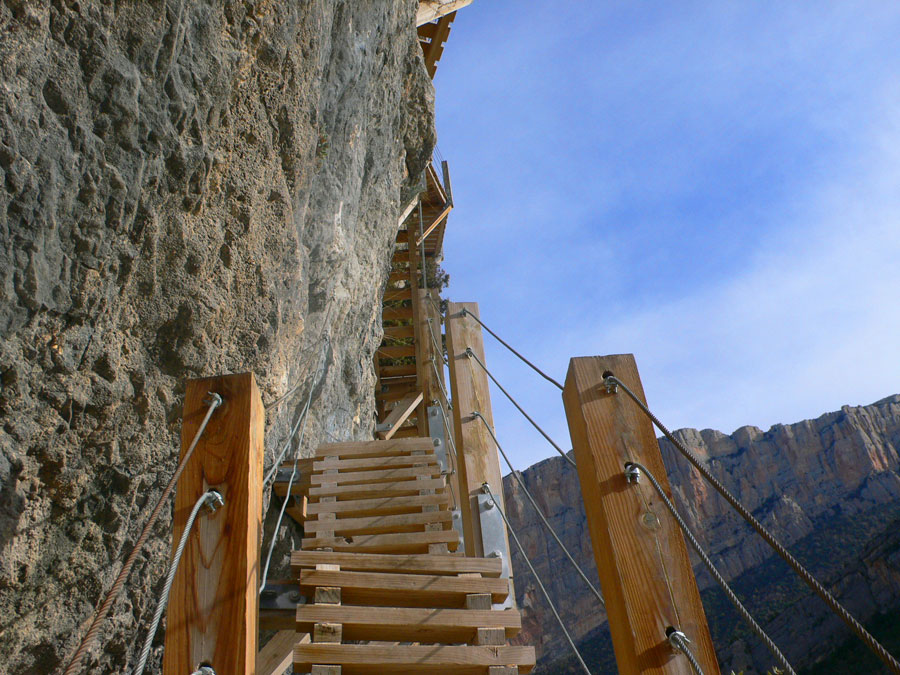 Escalones de subida en la primera pasarela 