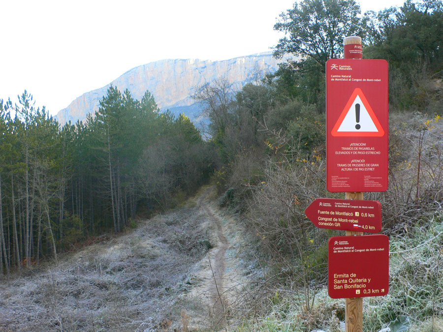 Poste direccional y de precaución: tramos de pasarelas elevados y pasos estrechos 