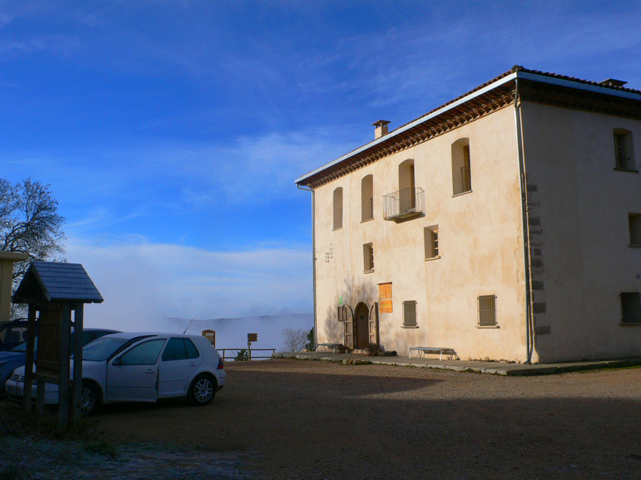 Vista atrás desde el inicio hacia el Albergue de Montfalcó 