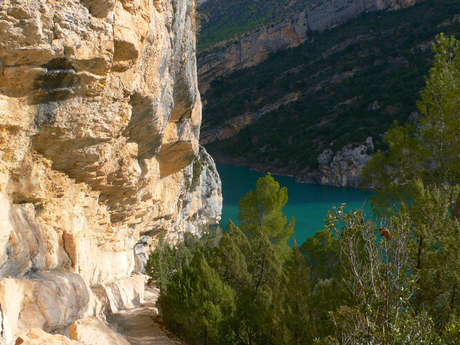 Primer muro junto al pantano -pronto veremos las pasarelas- 