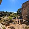 Vista atrás hacia la plaza principal y sus altos tormos / Ruta a pie Los Callejones de las Majadas. Serranía de Cuenca 