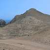 Vista a la zona del cementerio pre-inca -toda la ladera al pie del Cerro la Cruz esta repleta de fardos funerarios- / Ruta a pie Visitando el Salitre, un templo inca olvidado 