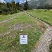 El sendero 764 que seguimos está prohibido para hacer en bicicleta / Ruta a pie Sendero familiar por el río Flem | Suiza 
