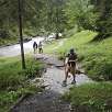 Saltamos de piedra en piedra para no mojarnos / Ruta a pie Sendero familiar por el río Flem | Suiza 