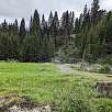 Buen prado donde descansar y comer algo / Ruta a pie Sendero familiar por el río Flem | Suiza 