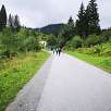 Tramo de asfalto junto al Kraftwerk Punt Gronda -pequeña presa donde se genera energía- / Ruta a pie Sendero familiar por el río Flem | Suiza 