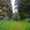 Paso abierto en la roca cerca del final de la bajada -es un atajo directo a Flims- / Ruta a pie Sendero familiar por el río Flem | Suiza 