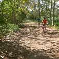 La pista avanza paralela al río Mogent 