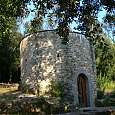 Ermita circular del Sant Adjutori. Al lado se encuentra el horno ibérico 