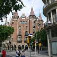 La Casa de les Punxes desde el carril bici de la Diagonal 